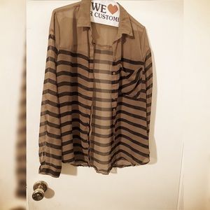 🚨Blown and black striped button up🚨